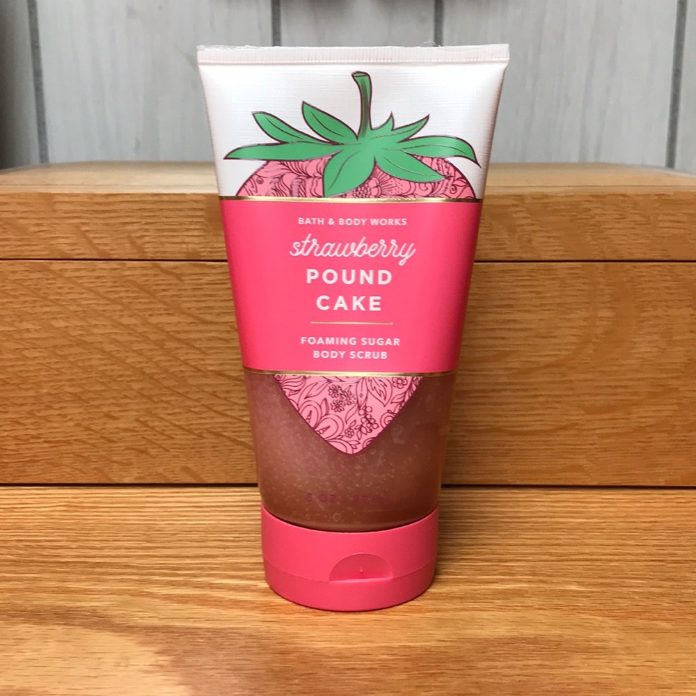 NWT unopened Bath & Body Works Strawberry Poundcake Foaming Sugar Body Scrub